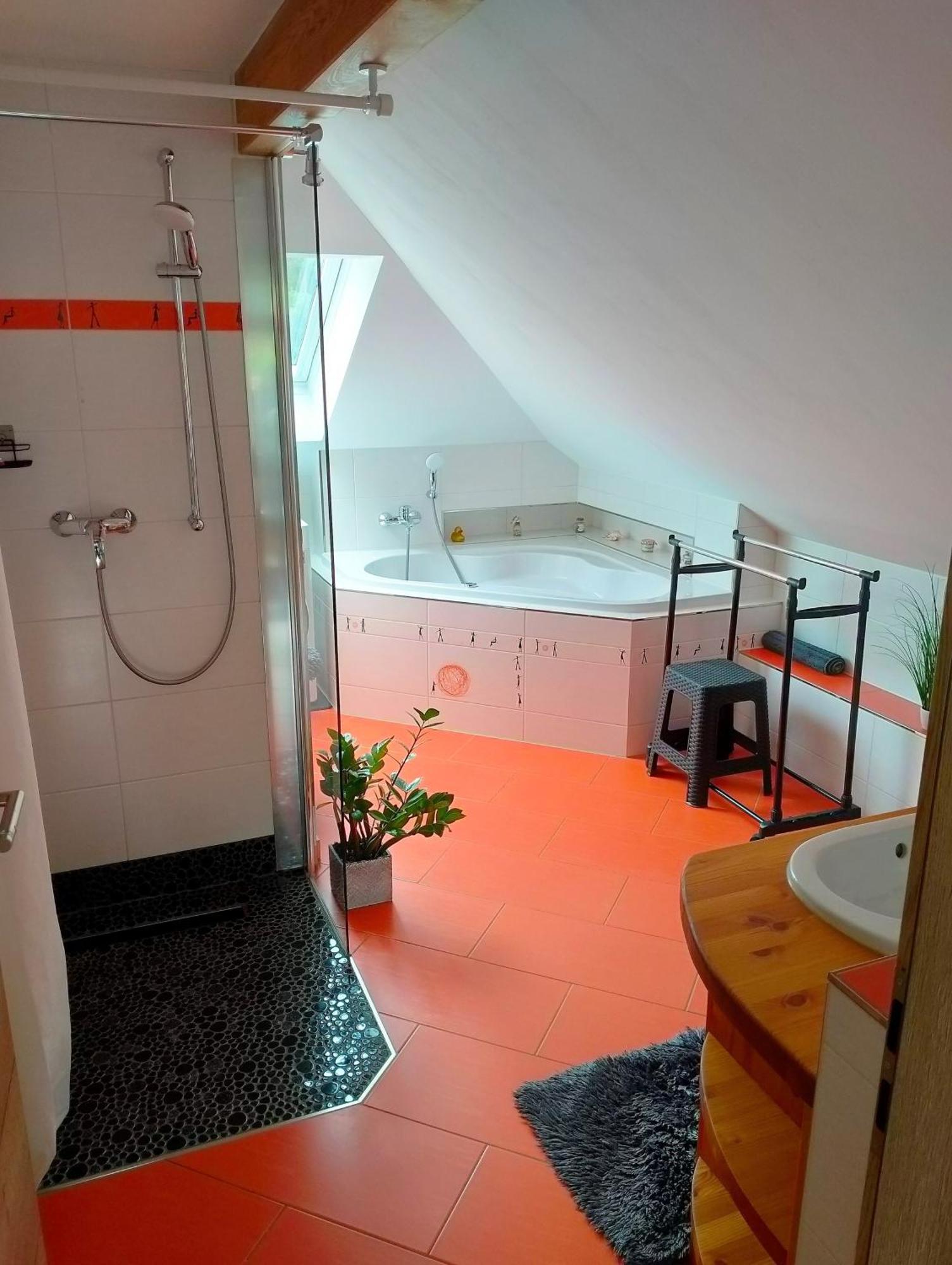 Ferienwohnung Am Waldesrand - Garten, Terrasse, Grill, Luftkuehler, Massagesessel, Kinderspielecke, Spielekonsole Chociebuż Zewnętrze zdjęcie